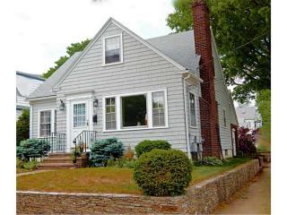 67 Metropolitan Rd, Providence, RI 02908-3336