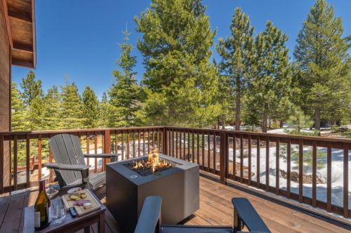 13610 Hillside Dr, Truckee CA  96161-6867 exterior