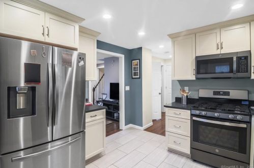 2 Glasser St, Norwalk CT  06854-4122 exterior