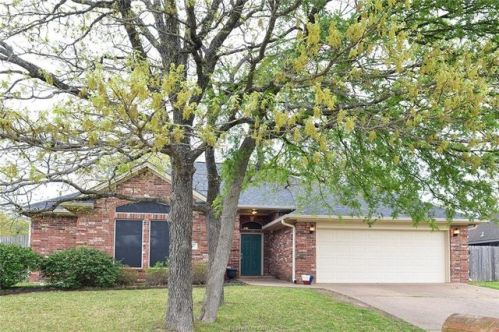 1816 White Stone Dr, Bryan, TX 77807-2623