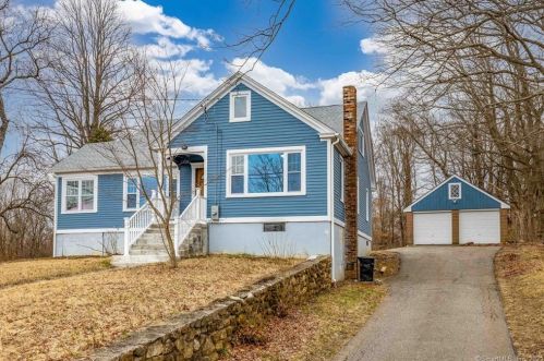 71 Pleasant St, Colchester, CT 06415-1205