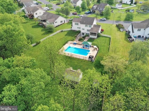 6 Meade Dr, Carlisle PA  17013-8124 exterior