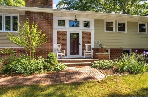10 Ledge Rock Rd, Niantic CT  06357-1510 exterior