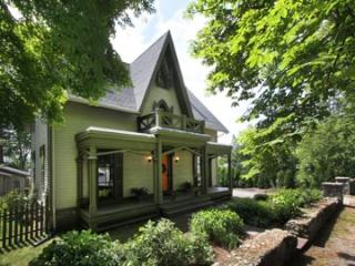 135 Ferry Rd, Bristol, RI 02809-2902