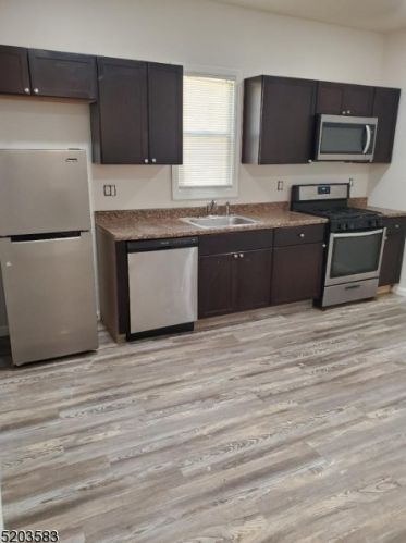 156 9th St, Newark, NJ 07107-1404