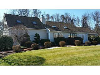 22 Country View Dr, Cranston, RI 02921-2813