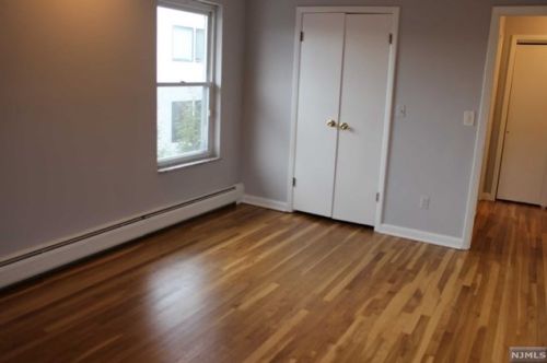 8 Leary Ln, Edgewater NJ  07020-1508 exterior