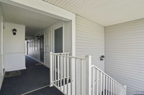 1093 Ash Dr, Mahwah, NJ 07430-2383