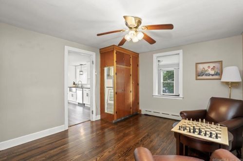 54 Monroe St, Huntington CT  06484-6032 exterior