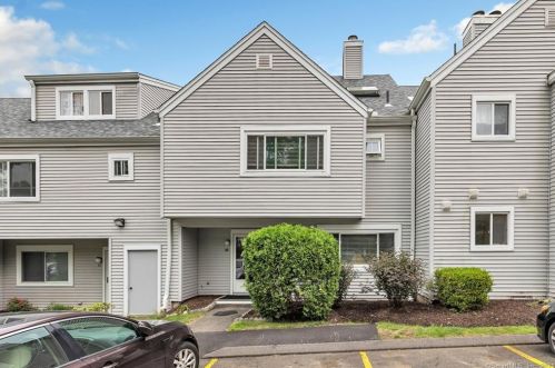 73 Country Pl, Huntington, CT 06484-3862