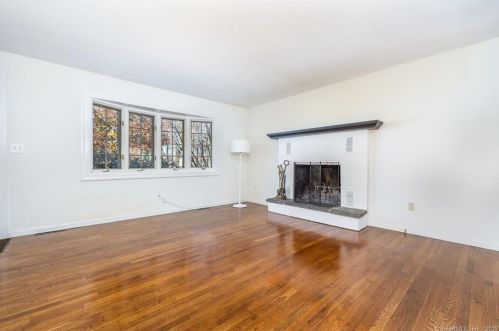 2 Ross Passway, Morris CT  06763-1300 exterior