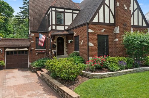 155 Stratford Rd, Des Plaines, IL 60016-2105