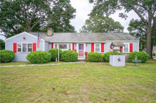 82 Hardwick St, Warwick, RI 02889-8541