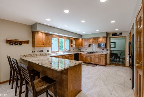 6529 Bentley Ave, Willowbrook IL 60527-1832 exterior