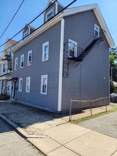 12 Kossuth St, Providence, RI 02909-2631