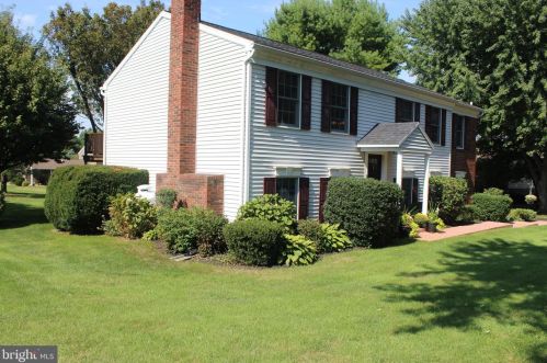 2482 Creek View Dr, Lancaster PA  17602-1451 exterior