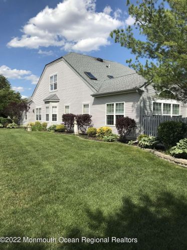 2 Henley Cir, Lakehurst, NJ 08759-6081