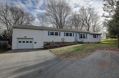 10 Maple Ter, Middletown, RI 02842-4838