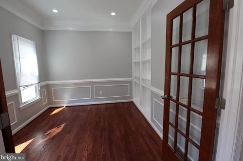 8005 Lake Pleasant Dr, Springfield VA  22153-3005 exterior