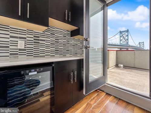 154 Front St, Philadelphia PA  19106-0020 exterior