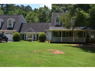 76 Howard Cir, Winder, GA 30680-1642
