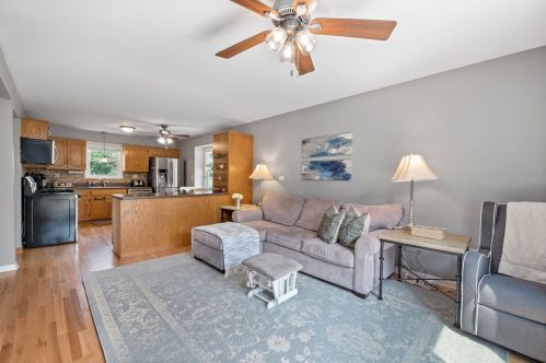 911 Cumberland Ct, Carol Stream IL  60188-9070 exterior