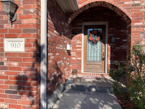 910 Chase Ct, Conroe, TX 77301-1183