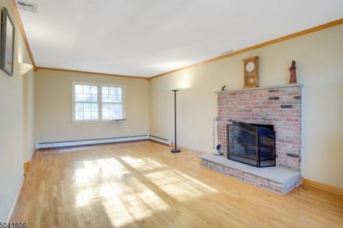19 Reality Dr, Kinnelon, NJ 07405-3117