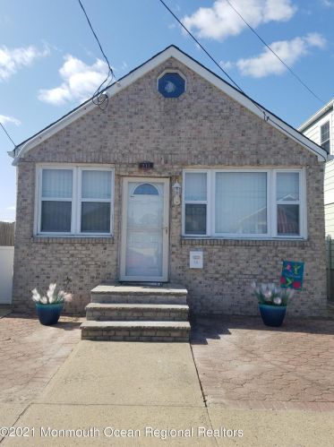 211 Ocean Ave, Point Pleasant Beach, NJ 08742-3175