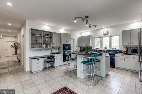 8 Tomlyn Dr, Princeton NJ  08540-4316 exterior