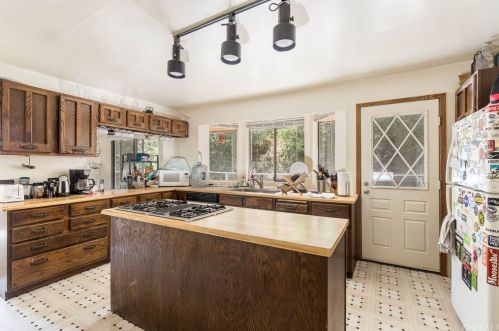 949 Country Club Dr, Burbank, CA 91501-1150