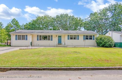 643 Williams Ave, Lacey, NJ 08731-2136