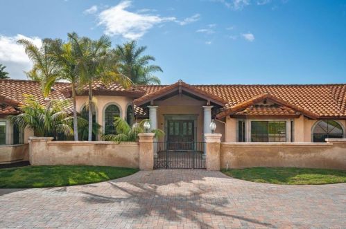 1129 Sugarbush Dr, Vista, CA 92084-6605