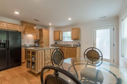 1648 Beacon Hill Blvd, Atlanta GA  30329-2556 exterior