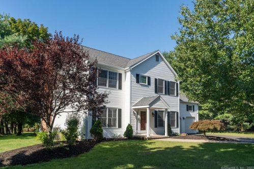 19 Fairlawn Dr, Wallingford, CT 06492-2587