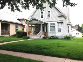 2211 Ripley St, Davenport, IA 52803-2704