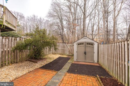 8105 Willowdale Ct, Springfield VA  22153-3620 exterior