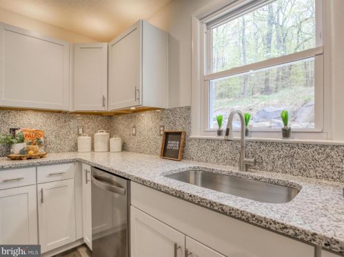 2324 Chestnut Hill Rd, Harpers Ferry WV  25425-5140 exterior