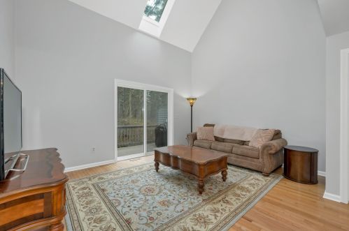3 Glengarry Dr, Stratham, NH 03885-2131