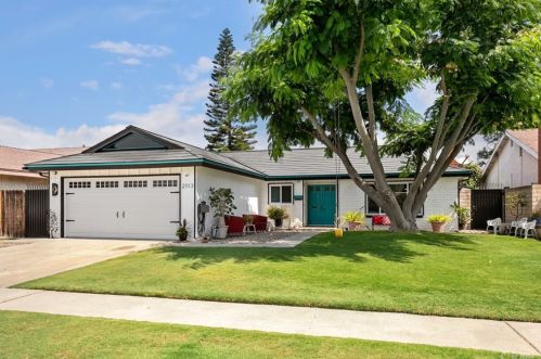 2113 Peachwood Ln, Santa Ana, CA 92705-7830