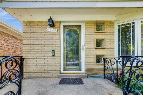 2639 Howard St, Chicago, IL 60645-1406