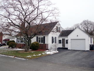 68 Brookfield Dr, Cranston, RI 02920-1407
