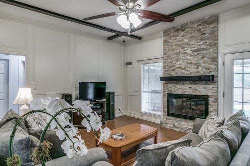 1726 Southampton Dr, Carrollton TX 75007-2623 exterior