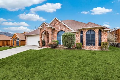 6729 Greenleaf Dr, Fort Worth, TX 76182-7045