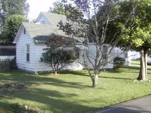 700 Maple St, Lafayette, TN 37083-1518