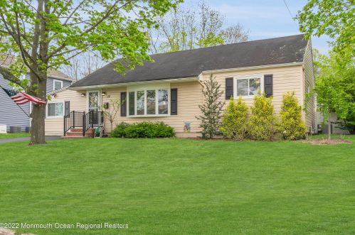 14 Lind Dr, Middletown, NJ 07748-3620
