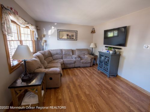 41 Wickom Ave, Trenton, NJ 08690-1635