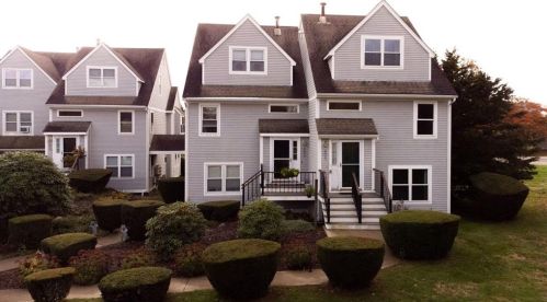 605 Fairway Dr, Middletown, RI 02842-4583