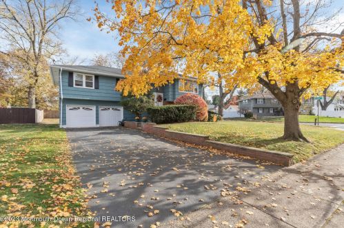 9 Schelly Dr, Middletown, NJ 07748-1407