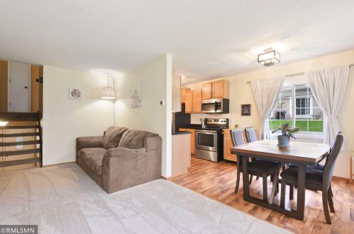 3277 Hill Ridge Dr, Saint Paul, MN 55121-1749